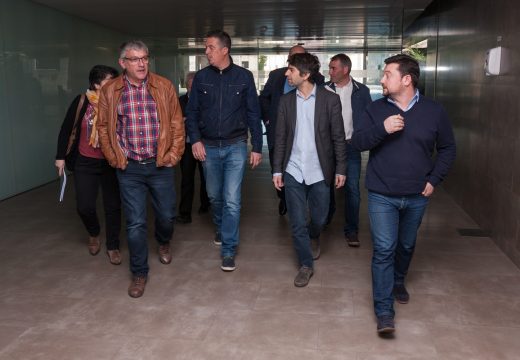 Os concellos do norte presionan en Santiago para sentar falar do tren coa Xunta, Renfe e Adif